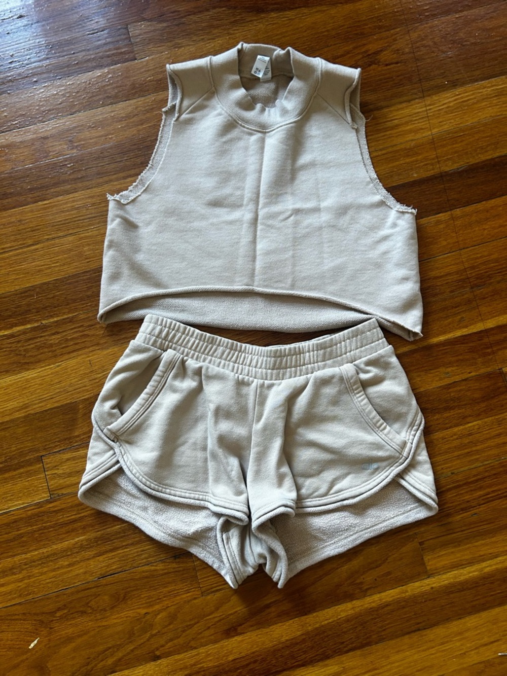 Alo  Neutral Set - Light Beige size small